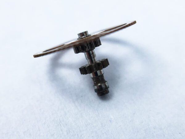 Omega 550 centre wheel with cannon pinion part 1224 - Image 2