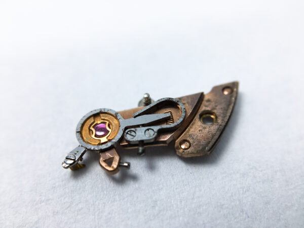 Omega 550 balance cock for flat hairspring part