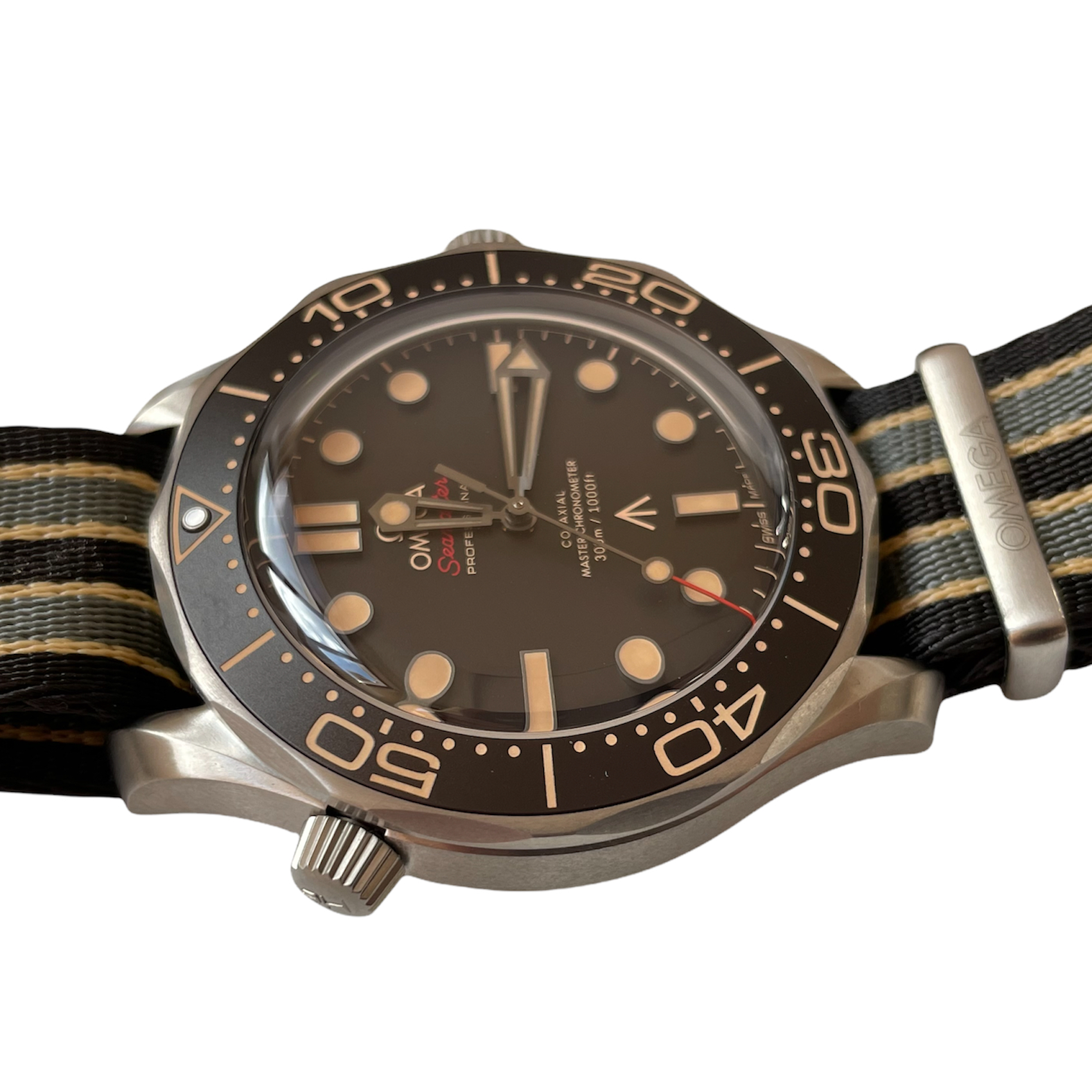 New Omega Seamaster 42mm diver 300M Co-Axial master chronometer James Bond 007 Edition 210.92.42.20.01.001 2022 - Image 4