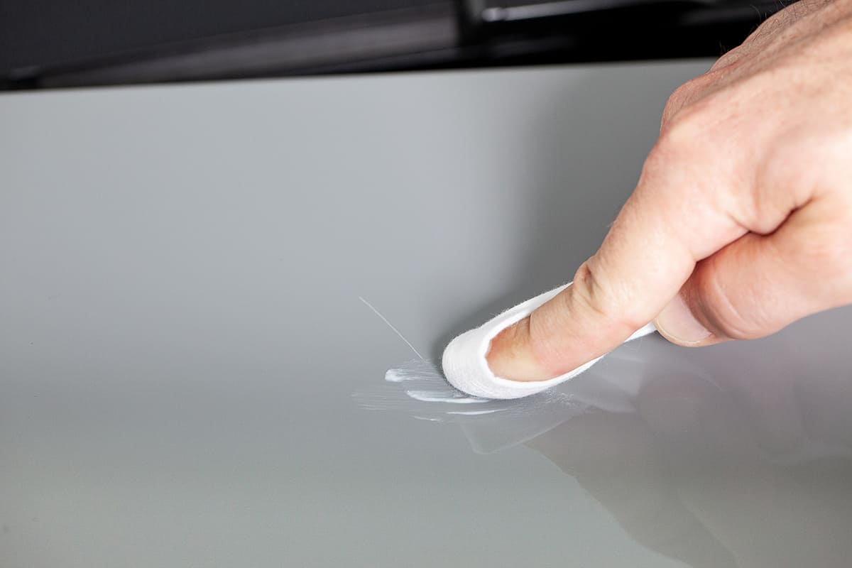 QUIXX Paint Scratch Remover Kit (Ref. 00070) – 2-Step Repair System with Repair No.1 + Finish No.2, Polishing Cloths & 3000-Grit Sandpaper, Made in Germany - Image 6