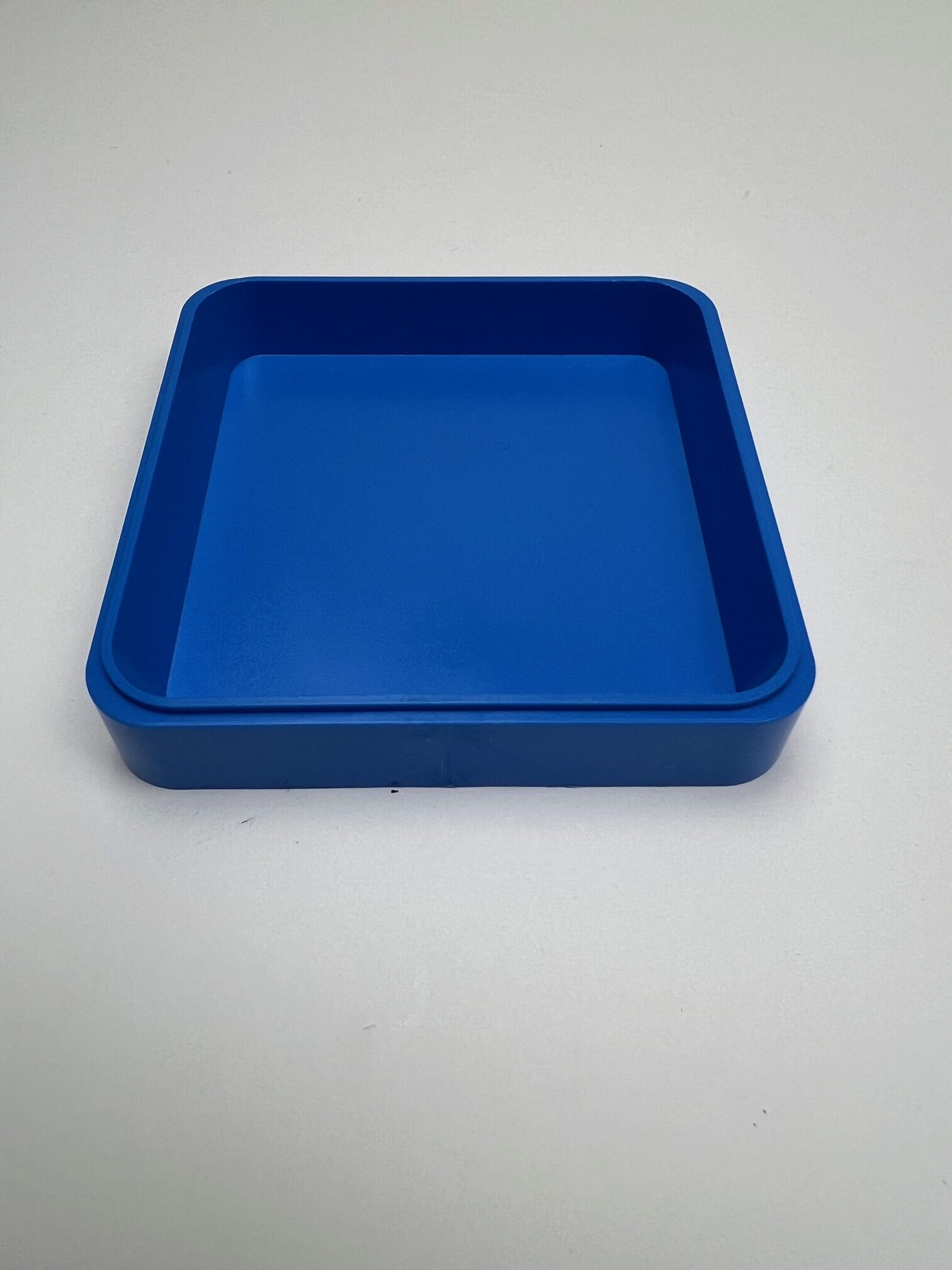 Bergeon 2379, Blue Plastic Square Supplies Tray, 70 x 70 x 13 mm, Solvent Resistant - Image 2